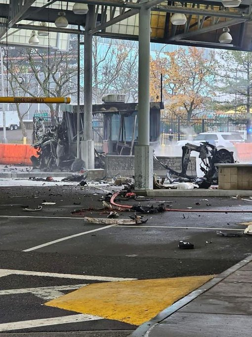 TheInsiderPaper's tweet photo. BREAKING: Photo after reports of incident involving vehicle coming into the US on the Rainbow Bridge in Niagara Falls, NY Gov. Hochul says being briefed on incident. All 4 international border crossings between the US-Canada in Western New York closed https://t.co/v3rws2450M https://t.co/B2rFfYfRo9