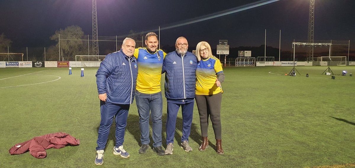 AjOlerdola's tweet photo. ⚽️Gran festa de presentació del Base Olèrdola!
Les famílies omplen la graderia del camp Els Pins per seguir la presentació dels 12 equips que té aquesta temporada el club https://t.co/zEelLftJ8C