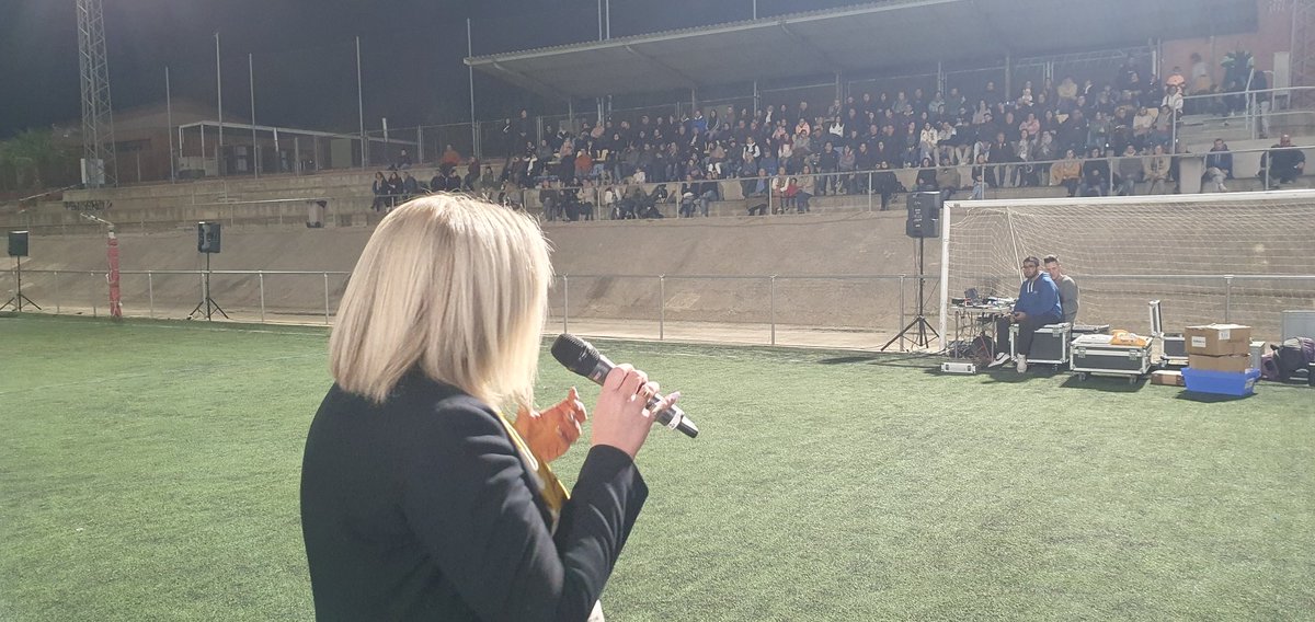 AjOlerdola's tweet photo. ⚽️Gran festa de presentació del Base Olèrdola!
Les famílies omplen la graderia del camp Els Pins per seguir la presentació dels 12 equips que té aquesta temporada el club https://t.co/zEelLftJ8C