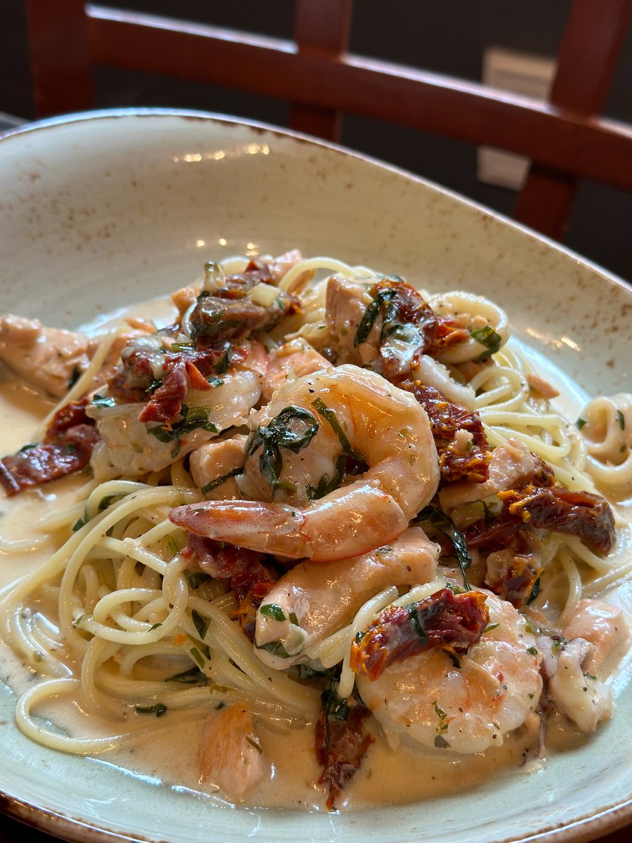 Spaghettini Pescatore 🍝🦐

This new menu item features some amazingly fresh seafood. Lemon garlic calamari, shrimp, Atlantic salmon with sundried tomatoes, and spinach in a white wine caper cream sauce.

Open 12-9pm in <a href="/DTBurlingtonON/">Downtown Burlington</a> and <a href="/OakvilleDwntown/">Downtown Oakville</a>!