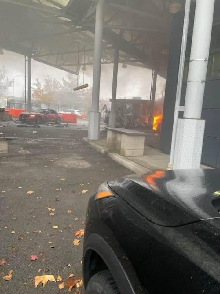 AttentiveCEE's tweet image. 🇺🇸🇨🇦 There was an explosion at the US-Canada border, the footage shows checkpoint damage

Federal authorities are investigating. The bridge is closed until further notice. 
#usborder #uscanada #TrudeauBrokeCanada #Biden