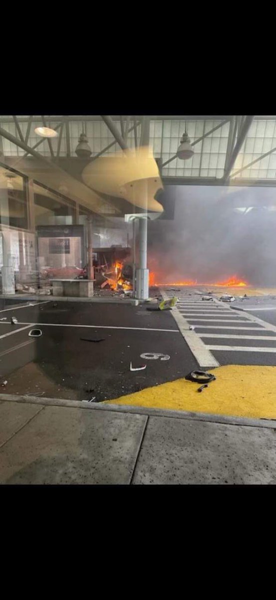 AttentiveCEE's tweet image. 🇺🇸🇨🇦 There was an explosion at the US-Canada border, the footage shows checkpoint damage

Federal authorities are investigating. The bridge is closed until further notice. 
#usborder #uscanada #TrudeauBrokeCanada #Biden