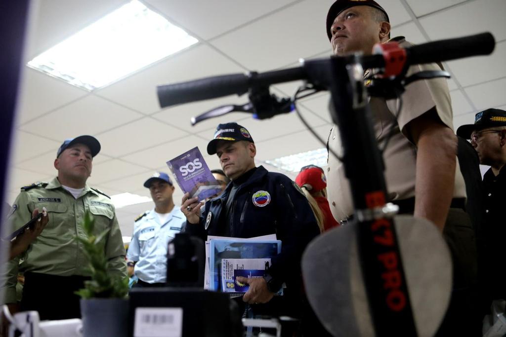 #22NOV || Desde los espacios de la sede de la Policía de Caracas, el Vpdte. Sectorial A/J <a href="/CeballosIchaso1/">@FuerzaDinamica Remigio Ceballos Ichaso</a> da inicio a la XIII Edición del Concurso Nacional de Buenas Prácticas Policiales.

#MiTierraNoSeNegocia