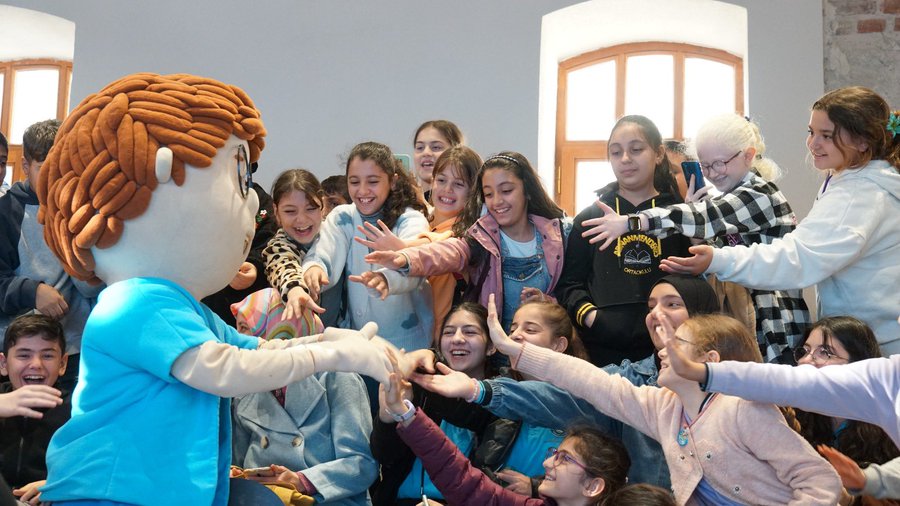 📚 Türkiye’nin kitap kurtları yarışıyor! 🐛 

Okuduğun kitaplardan sınava gir ve birbirinden değerli ödülleri kap. 🏆 
5 kitaptan sorulacak sorulara ne kadar çok doğru yanıt verirsen büyük ödülü kazanma şansın o kadar artacak. (1)