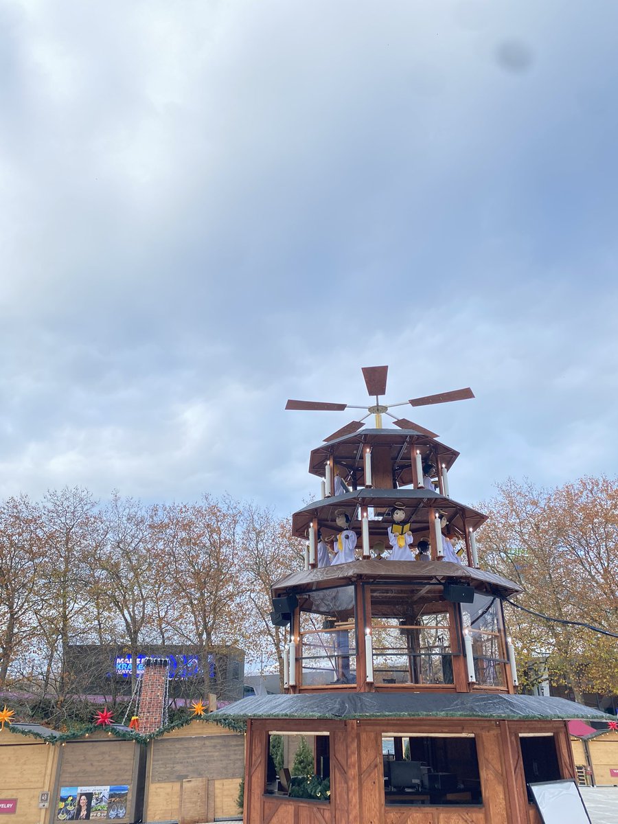 tyrahmajors's tweet image. 2 more days ‘till the Seattle Christmas Market opens! Checking out the set up this morning — It’s going to be so JOLLY 🎁🎄@komonews #KOMONews