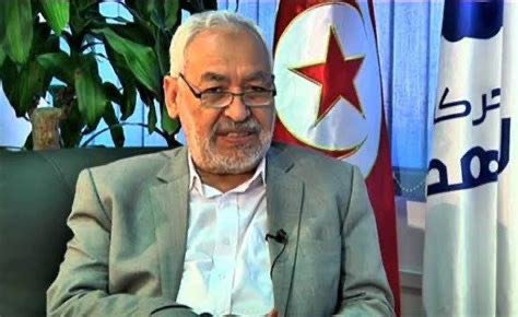 nevzatcicek's tweet photo. Tunus'ta, Ennahda Partisi lideri ve Halkın Temsilcileri Meclisi eski Başkanı Raşid Gannuşi 81 yaşında ve cezaevinde tutuklu. 
Geçen gün  Malezya milletvekilleri, Tunus hükümetine eski Meclis Başkanı Raşid el-Gannuşi'nin serbest bırakılması ve meclis başkanlığı görevine iade edilmesi çağrısında bulundu. Milletvekilleri, tutuklamanın demokrasiye hakaret olduğunu belirtti.

Raşid Gannuşi’nin hapishanede Aksa Tufan’ı ve gelişmeler hakkında yazdığı mektup:

“Filistin Mescid-i Haram'la birlikte İslam ümmetinin esas davasıdır. Nitekim bu ikisi İslam egemenliğinin merkezi, ümmetin izzetinin ve hakimiyetinin ölçüsü ve sembolüdür. 

İşte bu ışık, Mescid-i Haram ve Mescid-i Aksa ümmetin atan kalbidir. Ümmetin kalbine dışardan yerleştirilmiş herhangi bir varlık ise tehlikenin geldiği konusunda bizi uyaran bir ikazdır ve bu varoluşsal tehdide karşı koymak için bizi seferber olmaya çağırmaktadır.

Filistin'i özgürleştirmek ümmetin üzerinde bir yük değil, bilakis ümmetin konumunu yüceltecek bir eylemdir. Bu dava kendisini taşıyanlara, aldığından çok daha fazlasını verecektir. 

Kudüs'ün ilk fatihleri Halid bin Velid, Ebu Ubeyde bin Cerrah ve Ömer bin Hattab'tan başlayarak Selahaddin Eyyubi'ye kadar bütün komutanlar bu sancağı göğe yükselterek yücelmiştir. 

Göğe yükselen sancaklar Filistin'i özgürleştirme şiarının yüceltilmesinde sözlerini tutmuştur. Cemal Abdunnasır, Yaser Arafat, Hamas ve Fetih gibi birçok lider ve hareket bu merkezi davanın ışığında imtihan olmuştur.

Bundan dolayı Filistin'i özgürleştirme davası ortak buluşma noktası olmalıdır.

Filistin Kitap'tan bir ayet, Kur'an'dan bir suredir. Kim bu davayı omuzlanırsa Kitab'ı taşımış, kim bu davadan yüz çevirirse Kitap'tan yüz çevirmiş olur.

Kudüs tufanı bugün Gazze halkının ümmete hediyesidir. Aksa Tufanı yenilenmenin, harekete ve seferberliğe geçmenin, uyanışın ve kahramanlık şiarının gücüdür. 

Filistin'i özgürleştirme davası gençlerimizi yükseltmekte, onlara siyasal bir bilinç kazandırmakta ve küçük şeylere önem vermekten kurtararak onları ümmetin ve insanlığın en geniş meseleleriyle buluşturmaktadır.

Aksa Tufanı Nuh tufanı gibi olacak: Tüm dünyayı sular altında bırakacak, insani olması ve fasid olan herşeyden kurtulması için dünyayı yeniden inşa edecek.

Aksa Tufanı İslam'ın tecdidi; insanlığın yenilenmesi ve yeni bir dünyanın, özgürlük adalet, kardeşlik ve eşitlik dünyasının müjdesidir!"
Mektubu kızı
@SMGhannoushi yayınladı