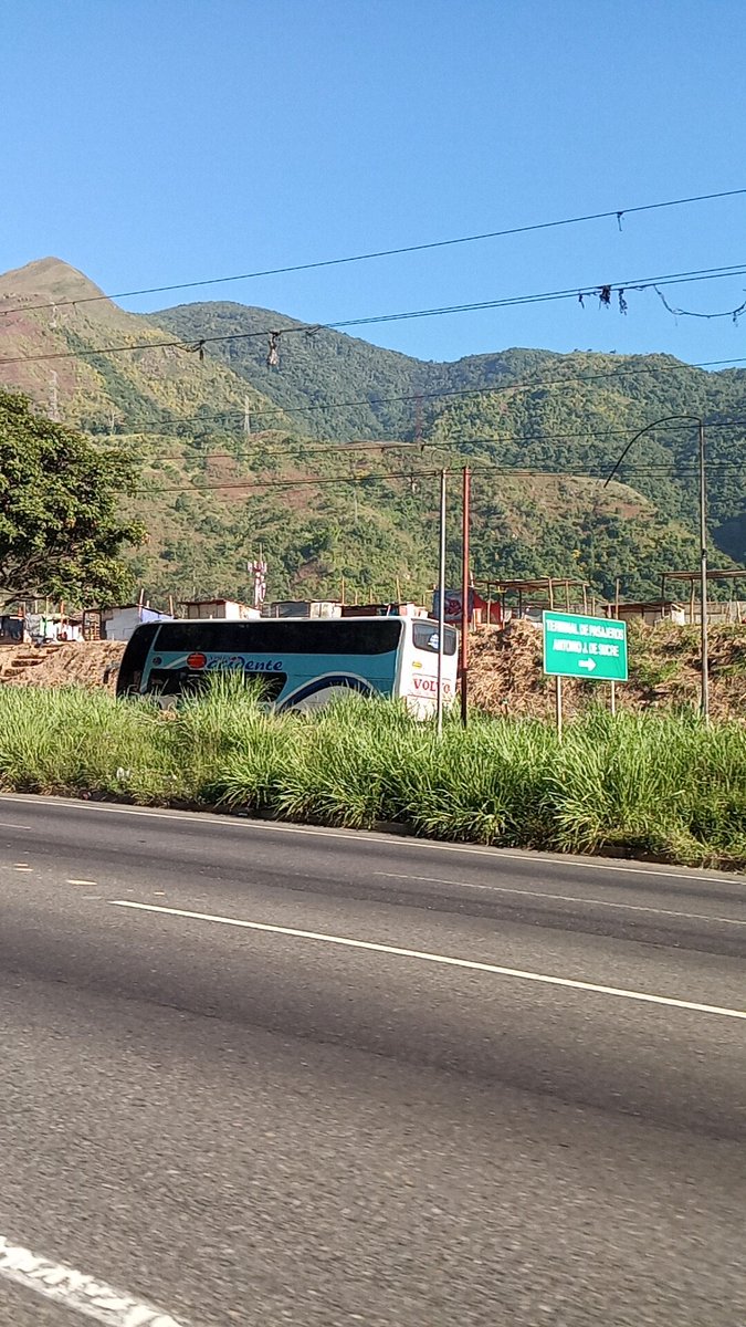 MueveteGuarenas's tweet photo. Autopista #GMA, Guarenas-Caracas.

«Están invadiendo terreno al lado del Terminal de Oriente...», @chichiccs.
https://t.co/rnCkBLiSmB