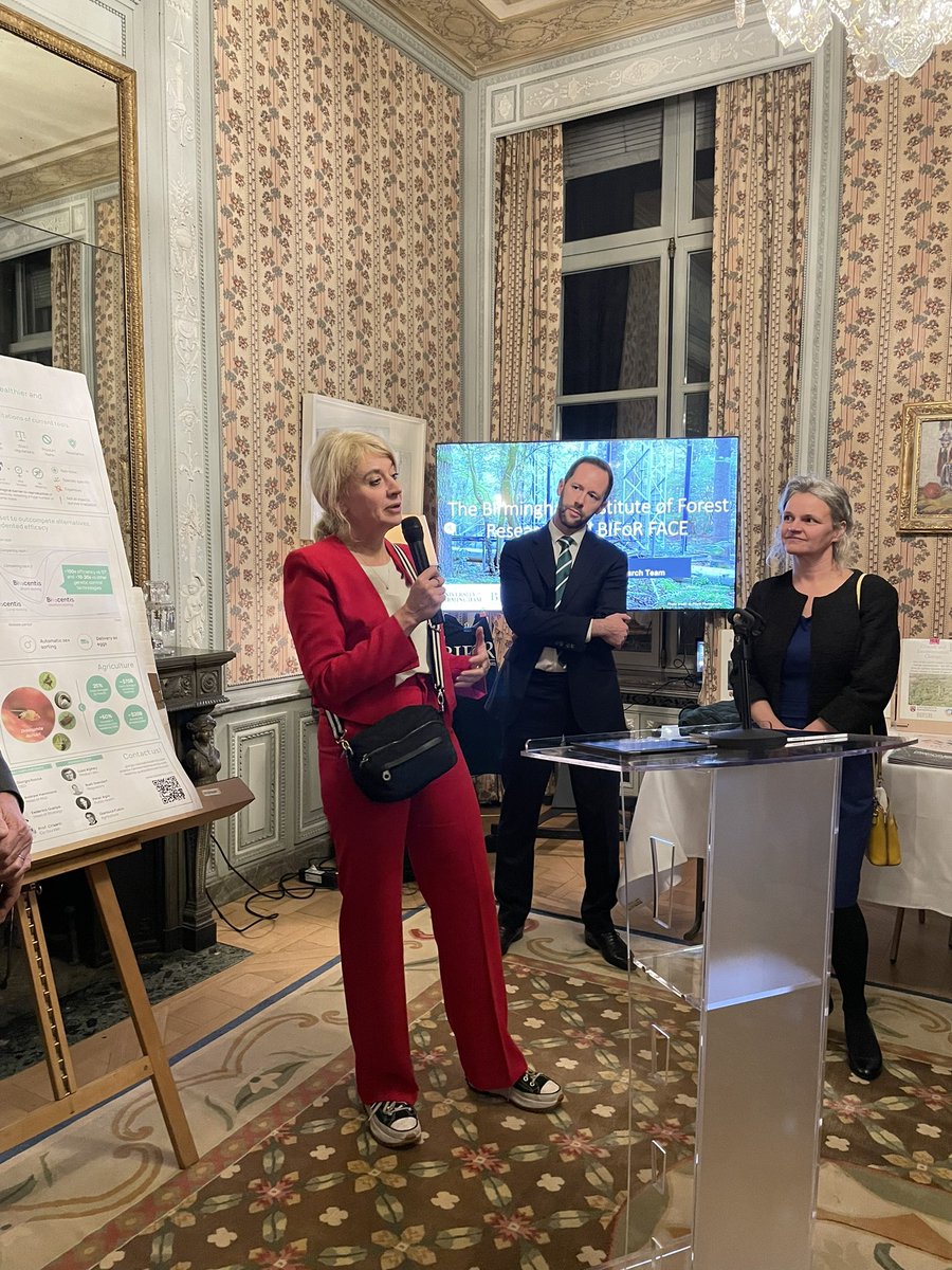 UKMisBrussels's tweet photo. 🧵Thanks to everyone who joined us at the #OneHealthFair23 tonight. 

Attendees experienced One Health solutions &amp; science in an interactive reception at the UK Residence in Brussels.

Exhibits included:

🌳 time travel to 2050 via VR to experience future carbon-levels in forests https://t.co/yVbylJSlai