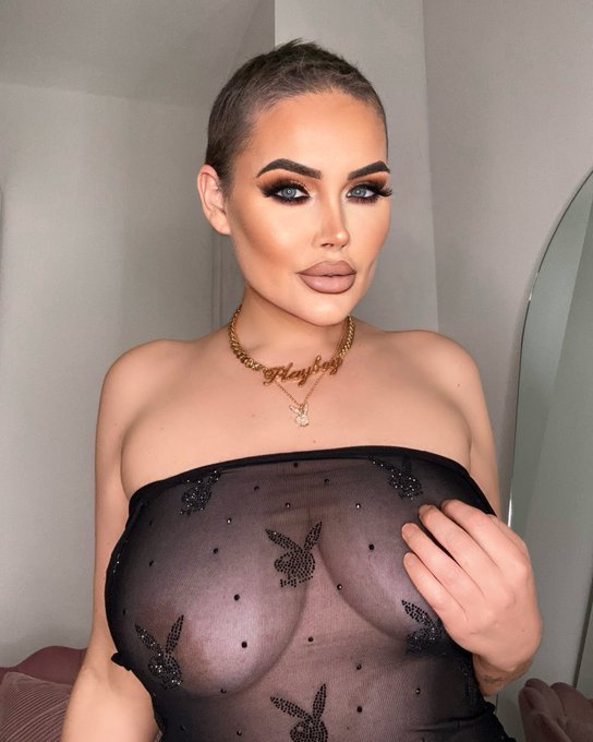 Without hair, a Queen is still a Queen. #cancerfighter 👑 https://t.co/sFVbhuiaiv<a href="/tag/cancerfighter"class="tags">#cancerfighter</a>