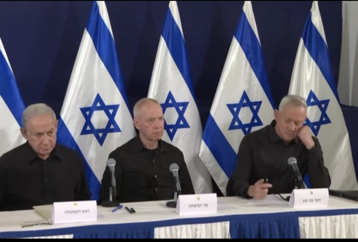 المسرحية انتهت ..والصراع الداخلي بين المجرمين بدأ ..

على مدى 45 يوما كان العالم يشاهد عرضا مسرحيا هزليا يقدمه ثلاثة من مجرمي الحرب الكبار يرتدون زيا أسود موحدا مثل بهلوانات السيرك ويتبارون في صناعة الأكاذيب نتنياهو و غالانت و غانتس وكان عرضهم  مليئا بالتناقضات والتضليل والخداع