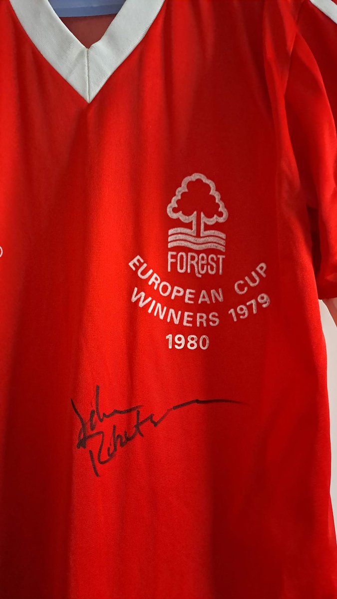 Signed by John Robertson in 2000, I used to wear this a lot when travelling in South America for the first time in 1980-1981. Unfortunately it has shrunk 🤔, I can't wear it any more 😁😂 #NFFC #NottinghamForest