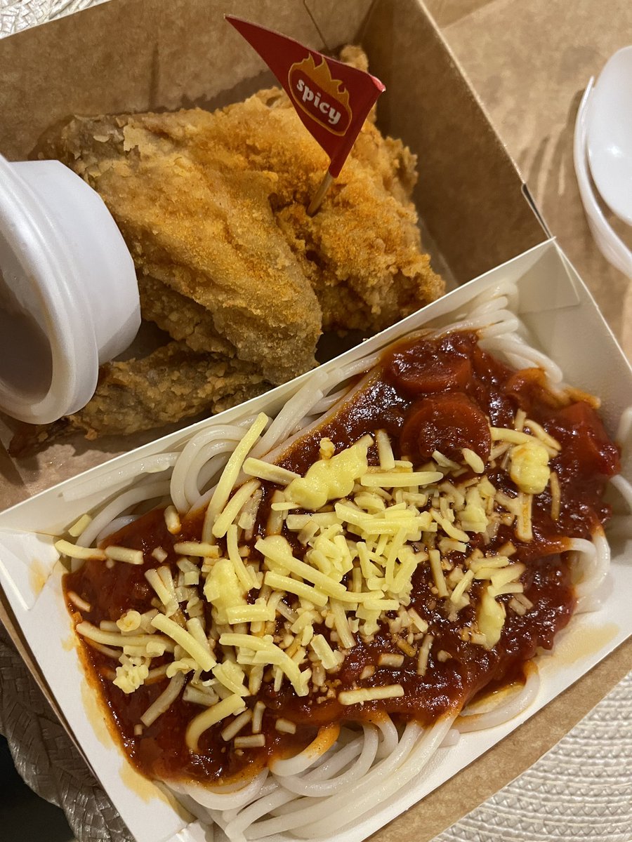 MagandangHapon's tweet photo. Italian yung katabi ko kanina and he asked what he should try in Manila 🤣
Tawa ako ng tawa bago ko sabihing jolly spaghetti 😂
Pero nagalit siya hahahhaahhaha
So ako nalang kumain 😆
#FirstMeal https://t.co/TI1ZztnI8T