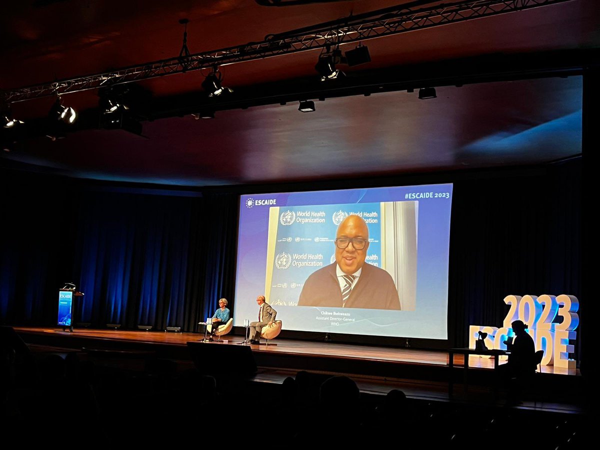 An honour to co-moderate an exciting #ESCAIDE2023 panel with @johnbrownstein and Joanna Goodey on the role of #ArtificialIntelligence in public health. How can we overcome our anxiety about AI, and explore its full potential through a lens of ethics & equity?