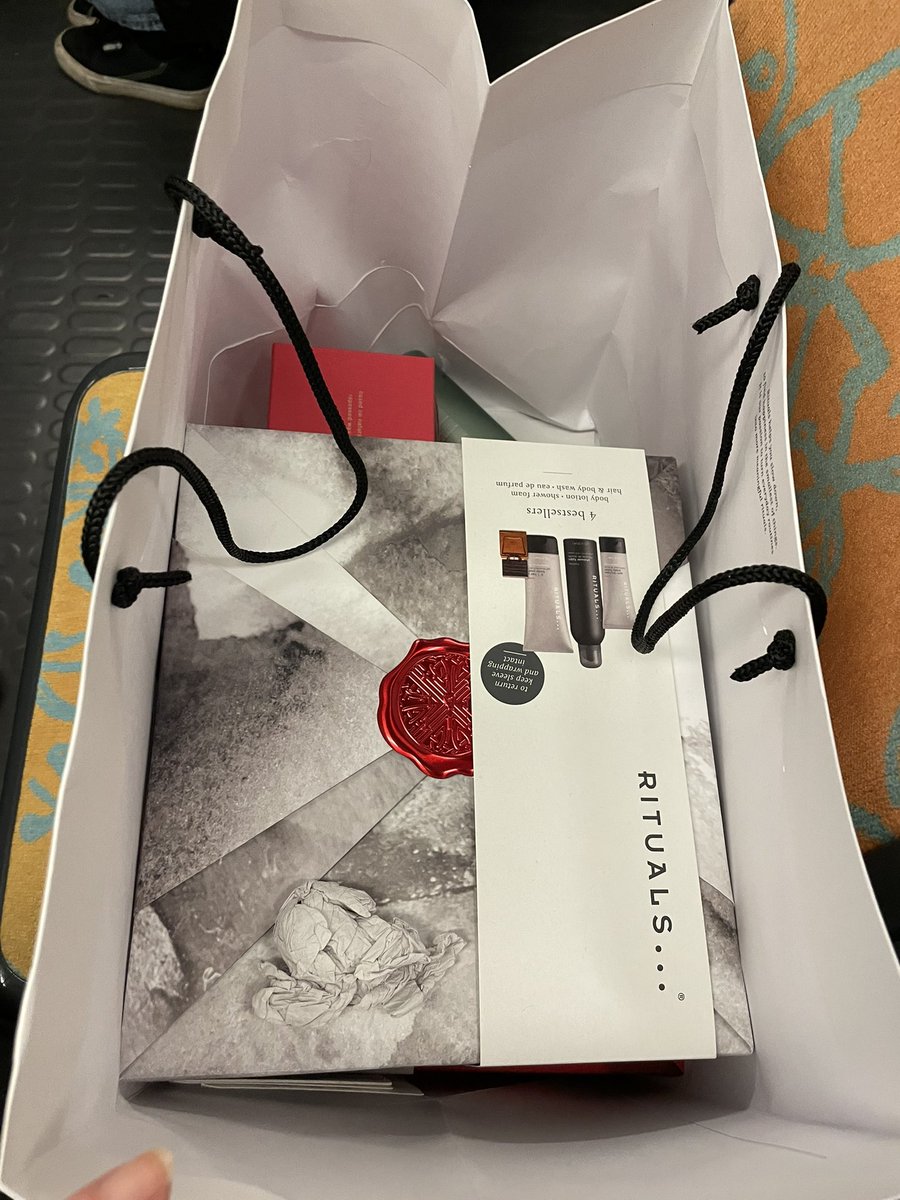 Si tu as oublié ton sac de chez Rituals dans le RERA ce soir, sache que je les ai remis aux agents en gare de Torcy <a href="/RER_A/">RER A</a> au guichet