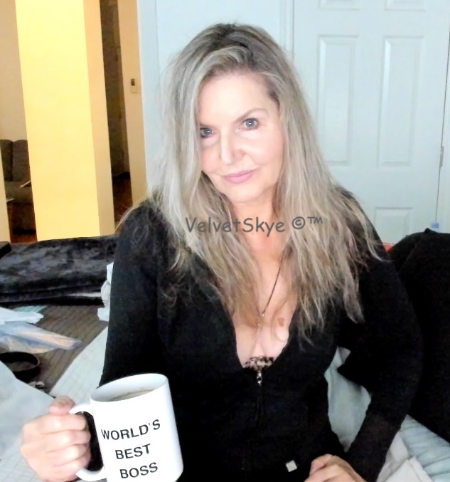 what's up my pretties?  sending Humpalicious vibes your way but first coffee 💋💋☕️ https://t.co/yZMoT