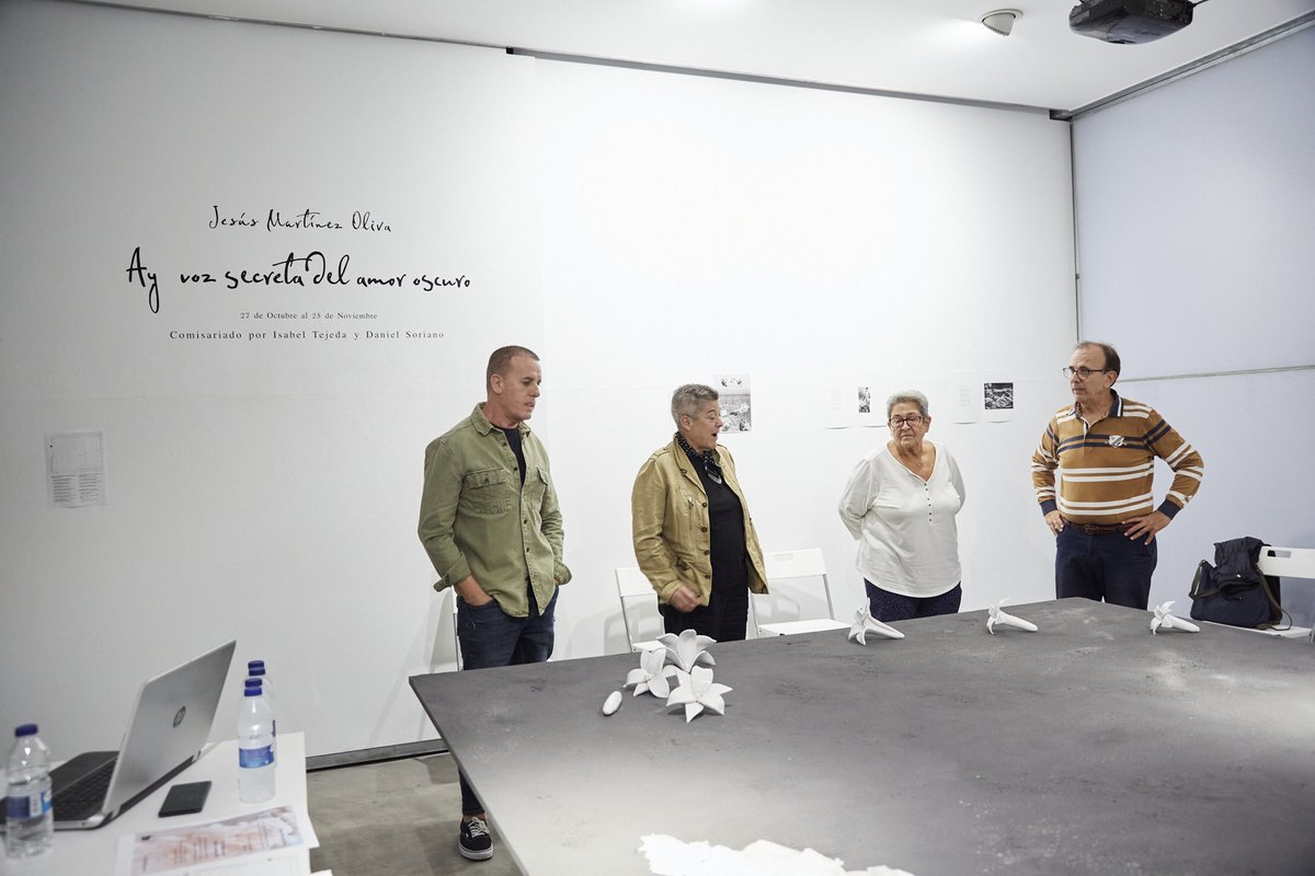 LaPosta_Found's tweet photo. ULTIMOS DÍAS para visitar la exposición "Ay voz secreta del amor oscuro" de Jesús Martínez Oliva. 
En la imagen Mili Hernández (Berkana, Egales...), nos visitó el viernes pasado.
La exposición se puede visitar de miércoles a viernes de 17:00 a 20:00 y el sábado de 11:00 a 14:00. https://t.co/YHCeKEh8nw