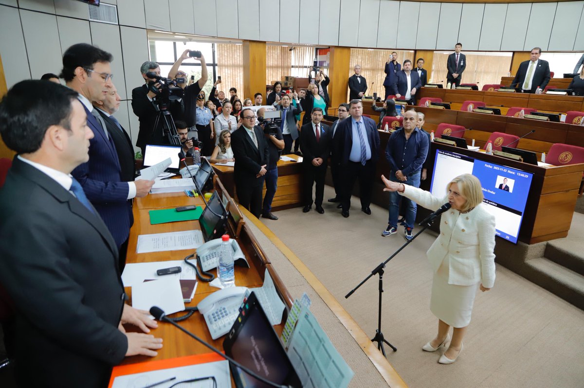 🔴 Estos son los senadores que dieron el quórum para que Alicia Pucheta jure como representante ante el Consejo de la Magistratura

1- Silvio "Beto" Ovelar (HC)
2- Norma Aquino (HC)
3- Basilio "Bachi" Núñez (HC)
4- Zenaida Delgado (HC)
5- Lizarella Valiente (HC)
6- Edgar López