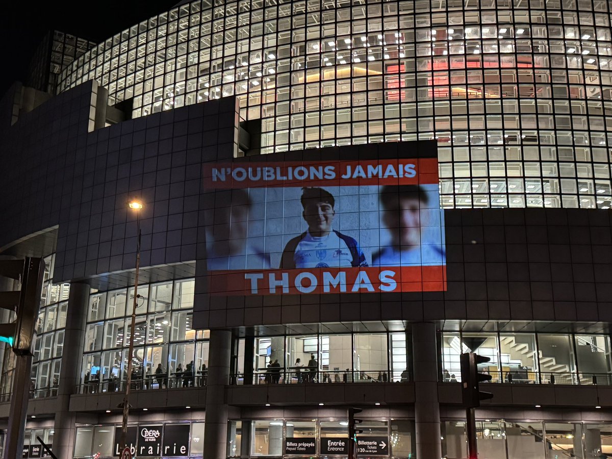 InstitutJustice's tweet photo. Samedi 18 novembre, Thomas était assassiné par une bande de voyous à Crépol dans la Drôme.

L’Institut pour la Justice lui rend hommage ce soir en diffusant son portrait partout dans Paris.

Comme tant d’autres victimes, n’oublions jamais Thomas. https://t.co/WmqgQR6Edn