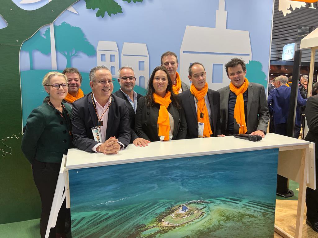 OrangeNvAquit's tweet photo. Journée exceptionnelle au Salon des Maires, partageant des moments privilégiés avec les élus. 

Nos collaborateurs, en contact direct toute l'année, œuvrent à concrétiser les projets qui embelliront les villes et amélioreront la vie des habitants.

#SMCL2023 https://t.co/UdYxRE0YfY