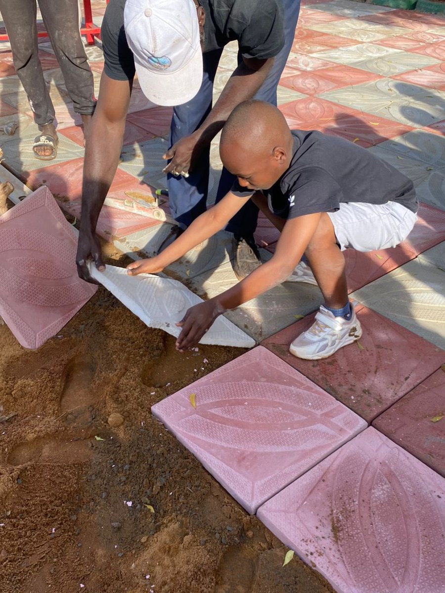 EcolelesLutins's tweet photo. Projet de classes
« À la découverte d’un métier » les CE2 et CE1 des Lutins ont découvert le pavage. Ils ont mis en pratique leurs nouvelles connaissances en participant à l’aménagement de la cour de récréation @aefeinfo  @climatscolaire  @jacqueshoudoin @aefe_zao https://t.co/V5JhkmcbFs