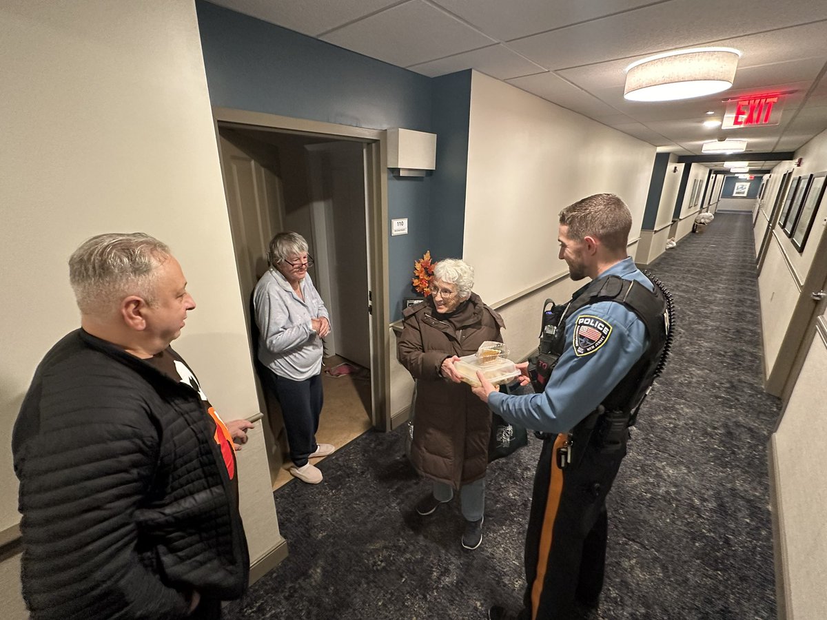HackettstownPD's tweet photo. Members of HPD today teamed up with @MarleysGotham Cravin’ Cuban food truck to deliver Thanksgiving meals to healthcare workers @AtlanticHealth /Hackettstown Medical Center and healthcare workers and seniors at the Riverwalk Village at The House of the Good Shepherd. https://t.co/5Co5BTLNg5