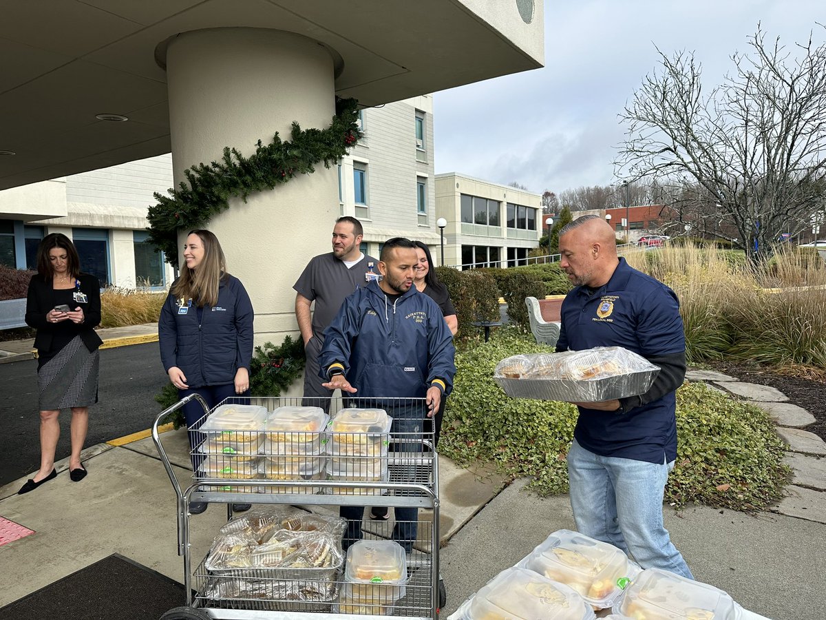HackettstownPD's tweet photo. Members of HPD today teamed up with @MarleysGotham Cravin’ Cuban food truck to deliver Thanksgiving meals to healthcare workers @AtlanticHealth /Hackettstown Medical Center and healthcare workers and seniors at the Riverwalk Village at The House of the Good Shepherd. https://t.co/5Co5BTLNg5