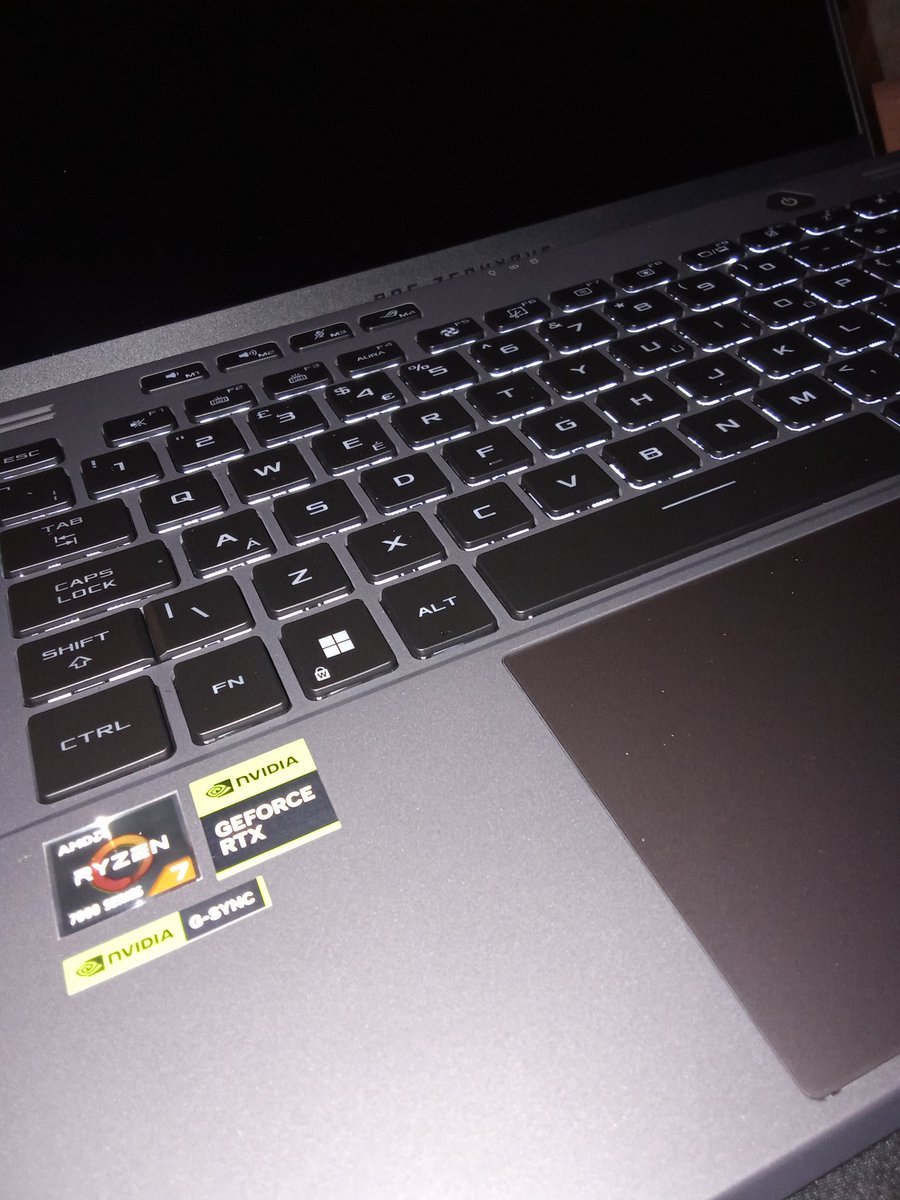 New laptop 😍🙏 Big shout out to y'all buying my UGC items and those who advise me ♥🫶 #ThanksDevEx #RobloxDev $RBLX