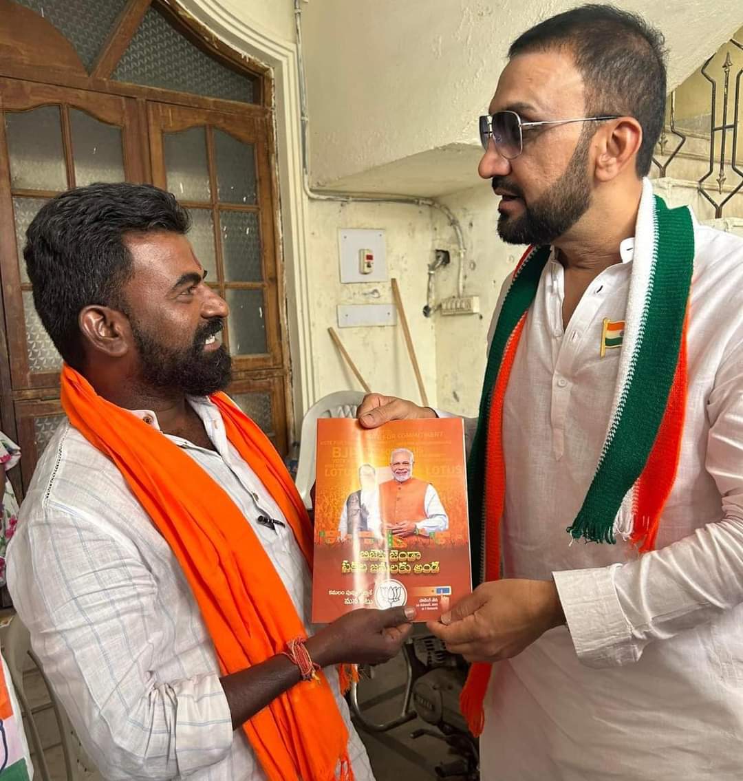 Mani_Karnika06's tweet image. ఇది ప్రచారమంటే డైరెక్ట్ గ కాంగ్రెస్ #MohammedFerozKhan  ఇంటికెళ్లి ఎలక్షన్స్ లో బీజేపీ కి వోట్ వేయమని చెప్పిండు మా #GuturuAmbedkar అన్న, రాజకీయనాయకుల మధ్య రిలేషన్ ఇట్లుండాలె పదవి లో ఉన్నా ఉండకపోయినా అధికార ప్రతిపక్ష నాయకులు జనాలకోసం నిలబడాలి పోరాడాలి