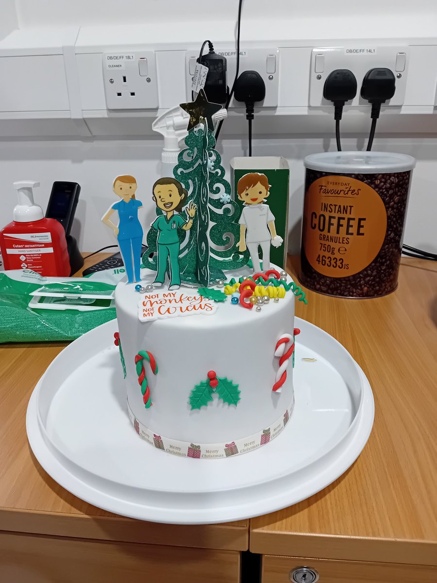 Amazing MDT cake for Team bake off today, thanks to Sharon Barnett from TOC. I'm in green! #teamkings #litvibes @londonahps @KingsCollegeNHS @DonnaCo80206339 @HelenNo10786175 what a great way to start the day.