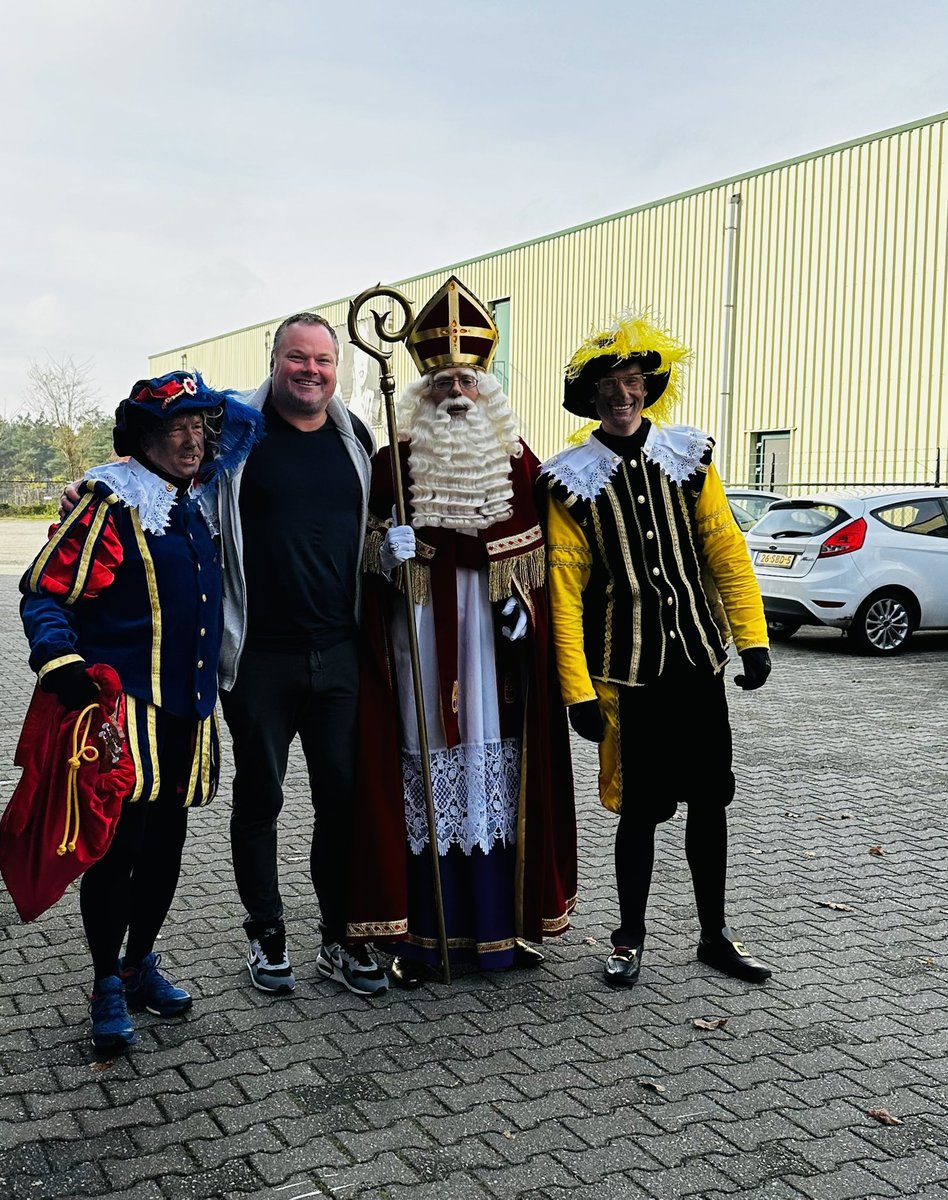 Vandaag kwam #Sinterklaas langs bij <a href="/SpeeltuinPlezie/">Indoorspeeltuin Plezier</a>. 

Natuurlijk moest ik als eerste met de #Goedheiligman op de foto.