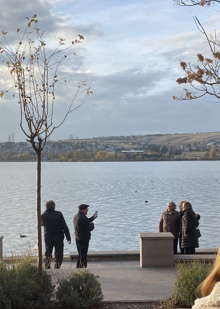kızlarla gezmeye çıktık birinin kocasını da fotoğrafımızı çeksin diye getirdik