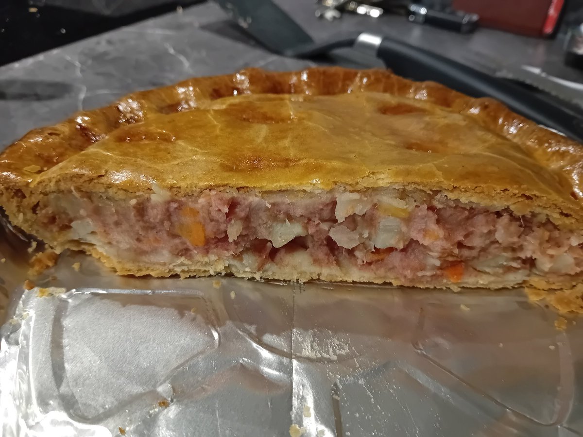 Absolutely devastated!! Soooo looking forward to my <a href="/robertshawsfarm/">Robertshaw’s Farm Shop</a> minced beef pie only to cut into it and see this 😭💔 wouldn't mind but this isn't the first time it's happened 🫣