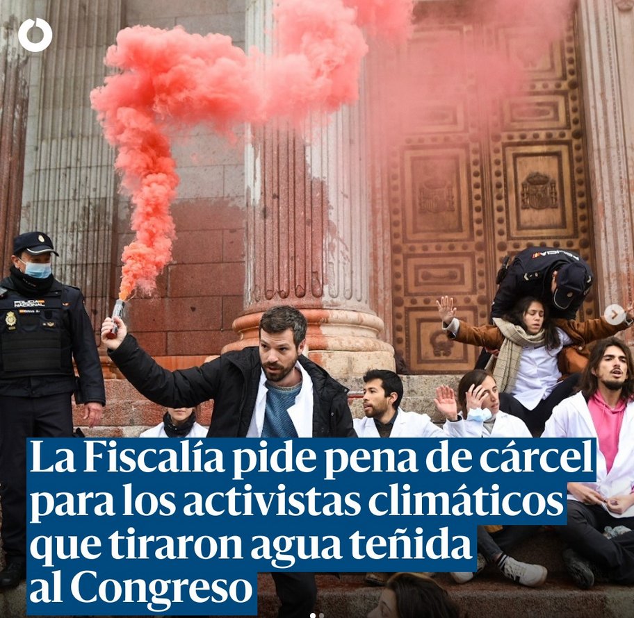 Alberto Coronel 🌍 (@albertocoronelt) on Twitter photo La Fiscalía pide 21 meses de cárcel para 15 compañeras de <a href="/EsRebelCientif/">Rebelión Científica España</a> que tiraron pintura biodegradable contra el Congreso.
Para quienes me habéis preguntado: no. Aunque estoy en casi todas las fotos, no estoy entre las personas detenidas ni encausadas. Pero diré algo: La Fiscalía pide 21 meses de cárcel para 15 compañeras de <a href="/EsRebelCientif/">Rebelión Científica España</a> que tiraron pintura biodegradable contra el Congreso.
Para quienes me habéis preguntado: no. Aunque estoy en casi todas las fotos, no estoy entre las personas detenidas ni encausadas. Pero diré algo:
