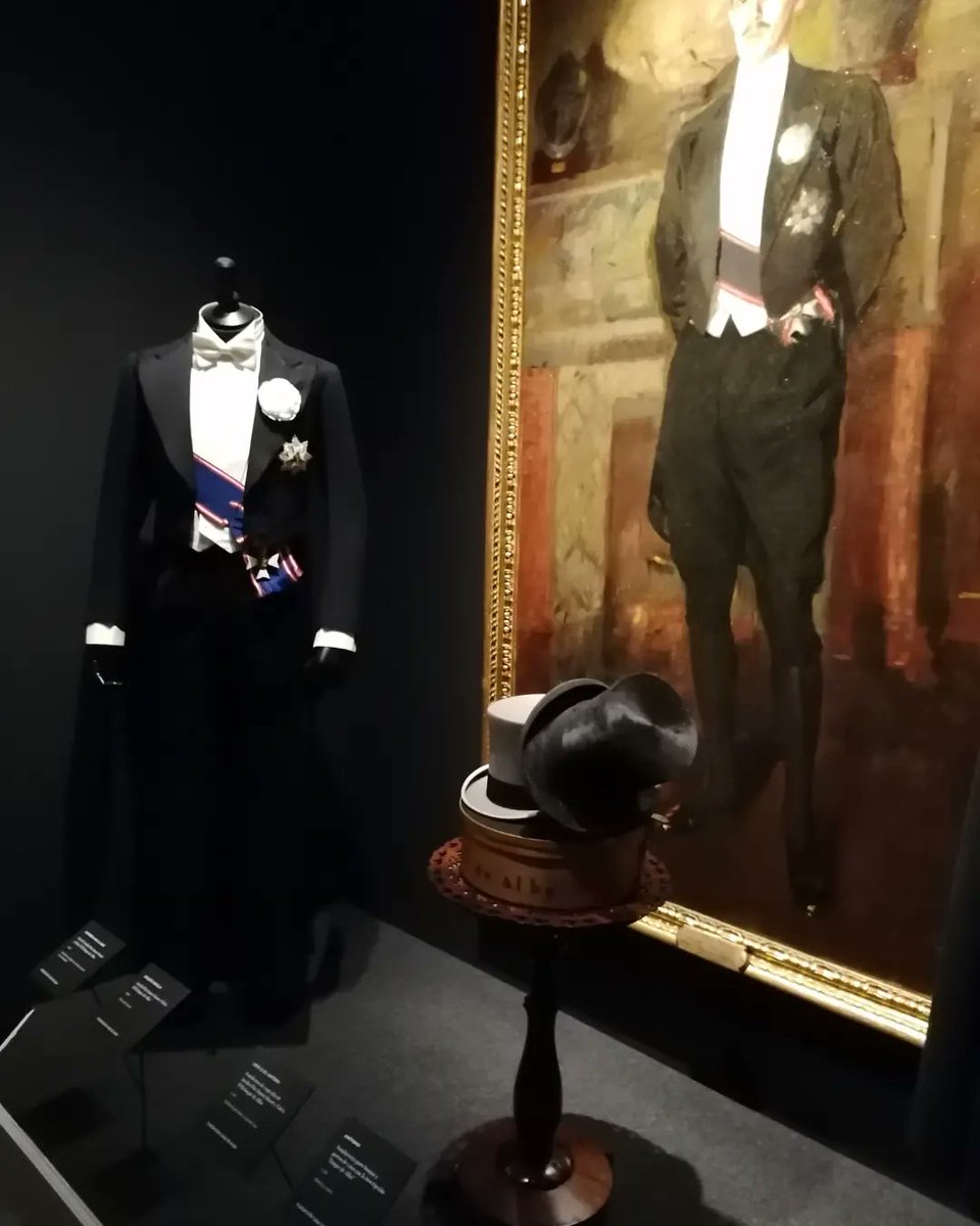 sitiojaneausten's tweet photo. Como sabemos que en nuestro #SalonJaneausten adoramos la #moda y la #historia #deepoca, os debemos dejar más imágenes de la #exposicion #LaModaEnLaCasaDeAlba, junto con la pregunta de porqué los hombres ya no llevan capa o chisteras, o el cuadro de #Zuluaga más polémico (olvidad https://t.co/1yChkujMYW