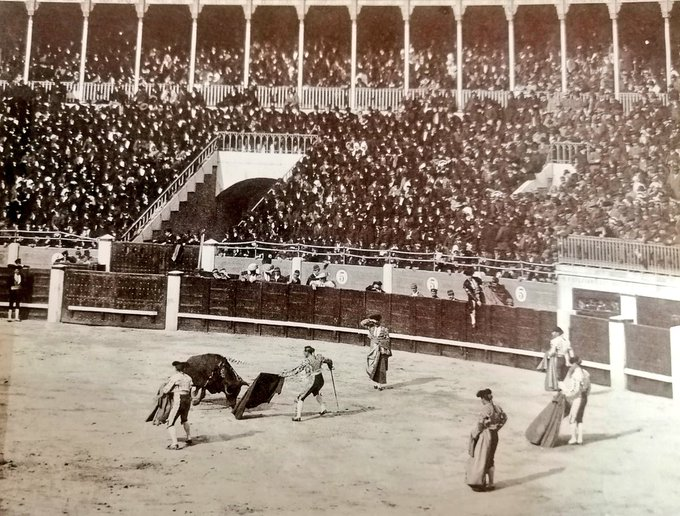 forostoreros's tweet image. Unos apuntes del fotógrafo francés Jean Laurent forostoreros.com/viewtopic.php?… 
Del #séptimo #arte a la tauromaquia, la #octava #Bellas #Artes. 
Laurent fue uno de los fotógrafos del siglo XIX en Madrid. #TalDiaComoHoy falleció.
Frascuelo lidia en la antigua plaza de Madrid, hacia 1870