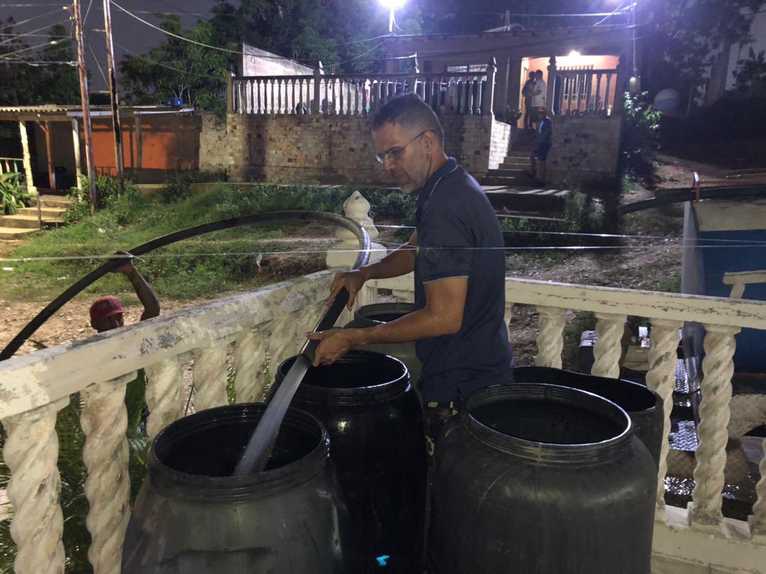 FranMarcanoa's tweet photo. Entendiendo la necesidad de nuestros vecinos asuntinos, generamos soluciones rápidas y efectivas, sin dejar de lado, la raíz del problema. Hoy los únicos responsables de esta calamidad, son quienes dirigen el municipio Arismendi y los que ante su ineficiencia, tampoco hacen nada. https://t.co/sHE8dBDfi5