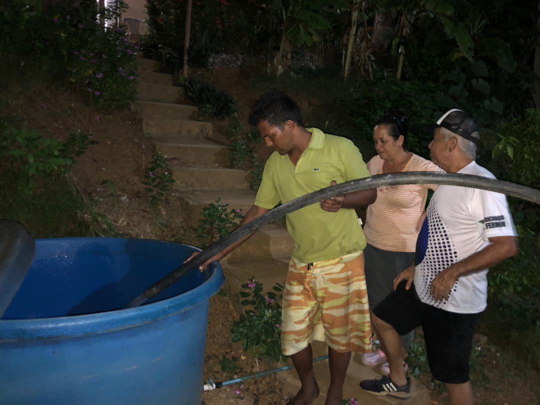 FranMarcanoa's tweet photo. Entendiendo la necesidad de nuestros vecinos asuntinos, generamos soluciones rápidas y efectivas, sin dejar de lado, la raíz del problema. Hoy los únicos responsables de esta calamidad, son quienes dirigen el municipio Arismendi y los que ante su ineficiencia, tampoco hacen nada. https://t.co/sHE8dBDfi5