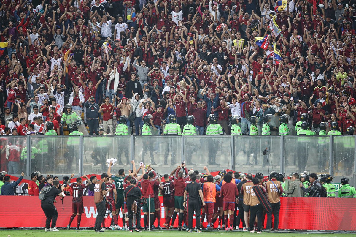 Juezcentral's tweet photo. Esta foto es espectacular, porque no es en Venezuela sino en Perú. Los jugadores de la Vinotinto saludando a su hinchada, que colmó la tribuna visitante. 

Se estima que en Lima viven 1 millón de venezolanos. Pues muchos de ellos recibieron al equipo, fueron al estadio y celebraron en la Plaza de Armas de Lima. Mano...