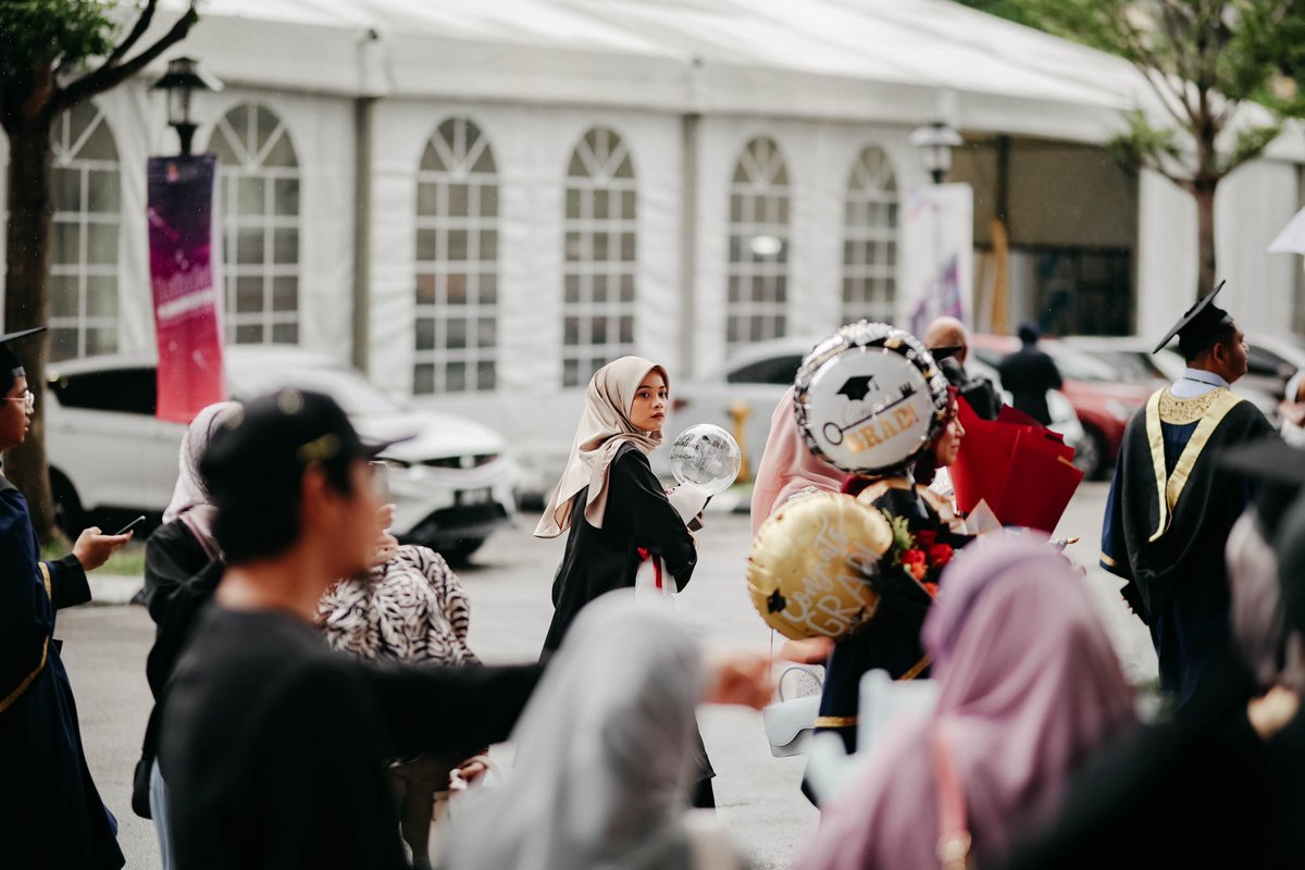 SafuanShafie7's tweet photo. Selalu kalau shoot konvo banyak moment happy. Tapi kali ni lain sikit cerita dia. Masa aku shoot ni aku pun sedih dgn client aku ni. Rasa macam dalam movie, dgn hujan dengan UiTM Shah Alam ni. Client aku tak give up cari kawan dia even kawan dia taknak jumpa. https://t.co/UtkSZJGQ5b
