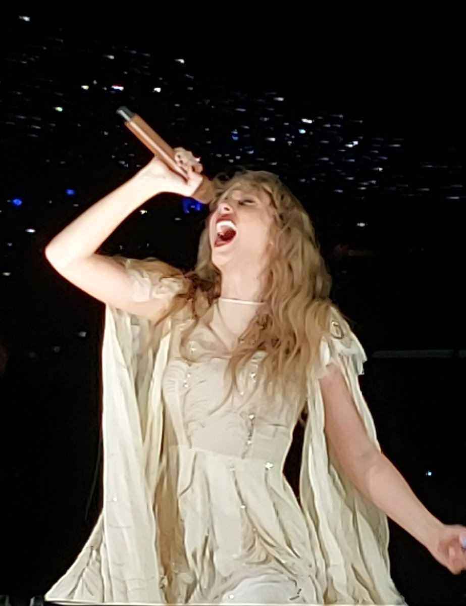swiftfigure's tweet image. ✨️ fotos e vídeos da taylor na n3 da #RioTSTheErasTour ✨️