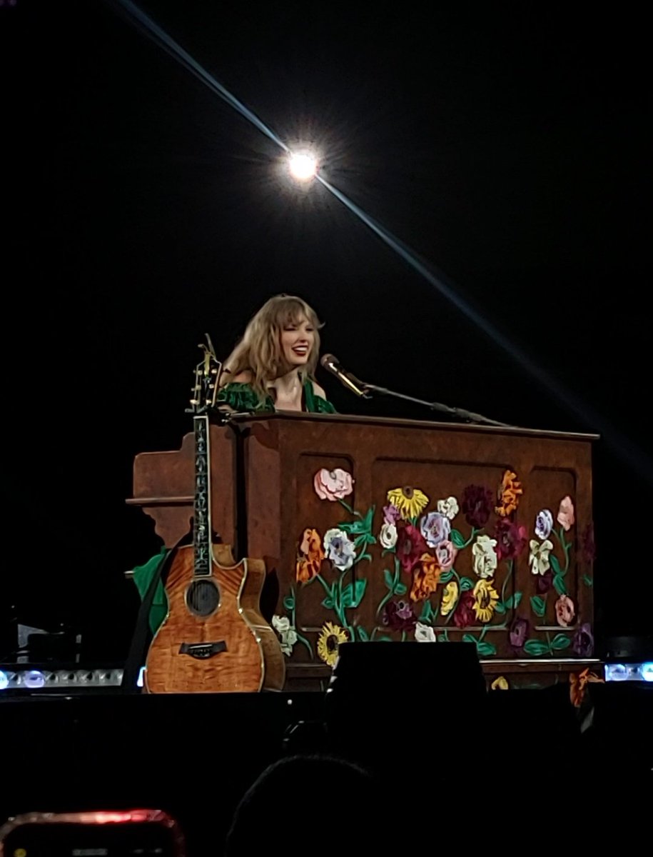 swiftfigure's tweet image. ✨️ fotos e vídeos da taylor na n3 da #RioTSTheErasTour ✨️