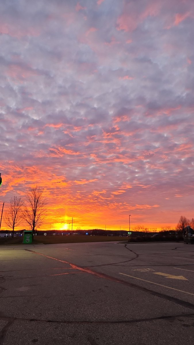 lvmonkey70's tweet image. Gorgeous in Hartford. Had to stop and take a picture.