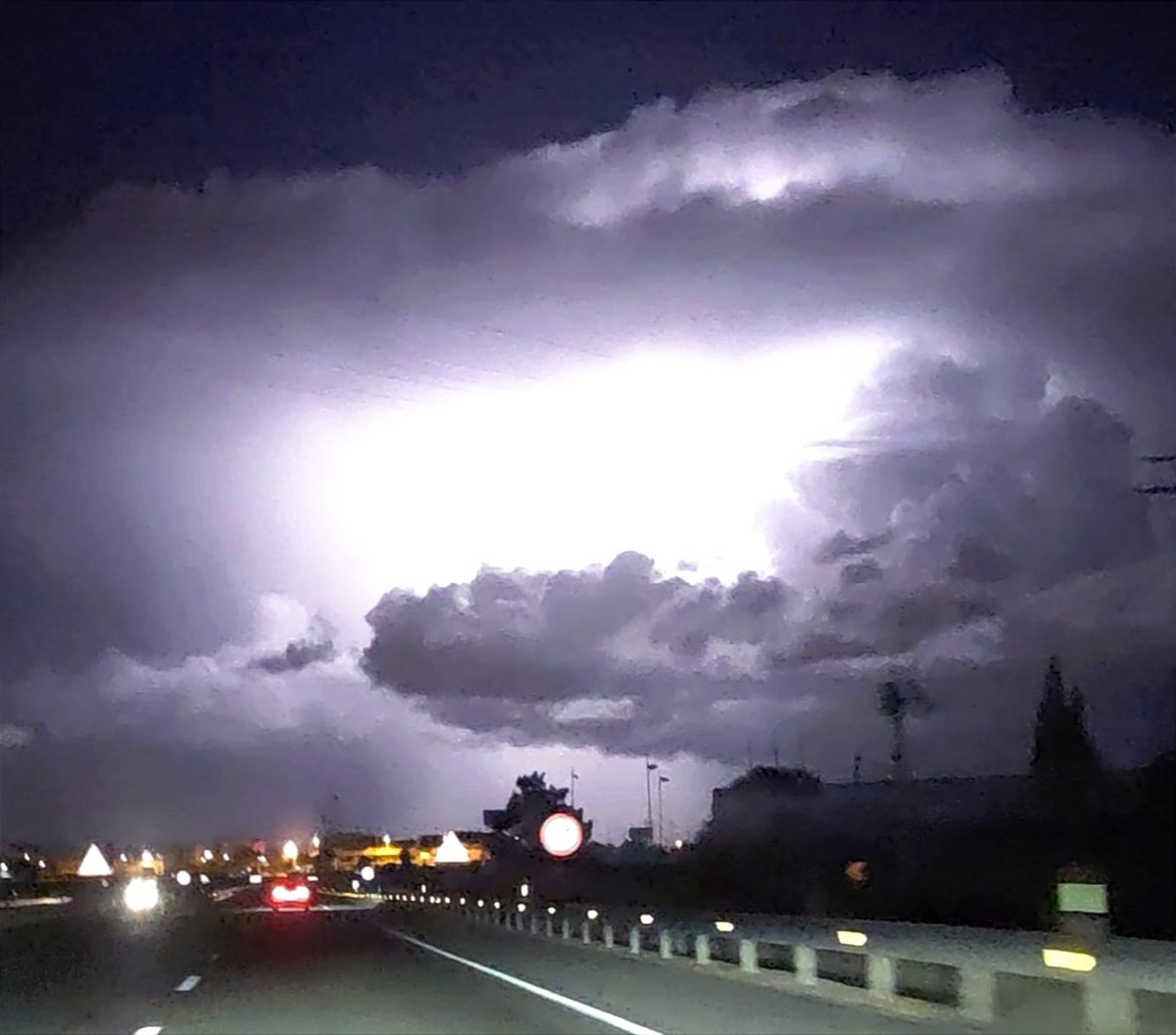 MeteOrihuela's tweet photo. ¡Importante actividad eléctrica! #Tormenta muy localizada descargando en el flanco sur de #LaManga del #MarMenor, en el entorno de #CaboDePalos. Esta madrugada (23/11/2023), fogonazo o resplandor captado desde la Autovía de La Manga o RM-12. Imagen: Jesús Moreno. https://t.co/DnzraryeqD