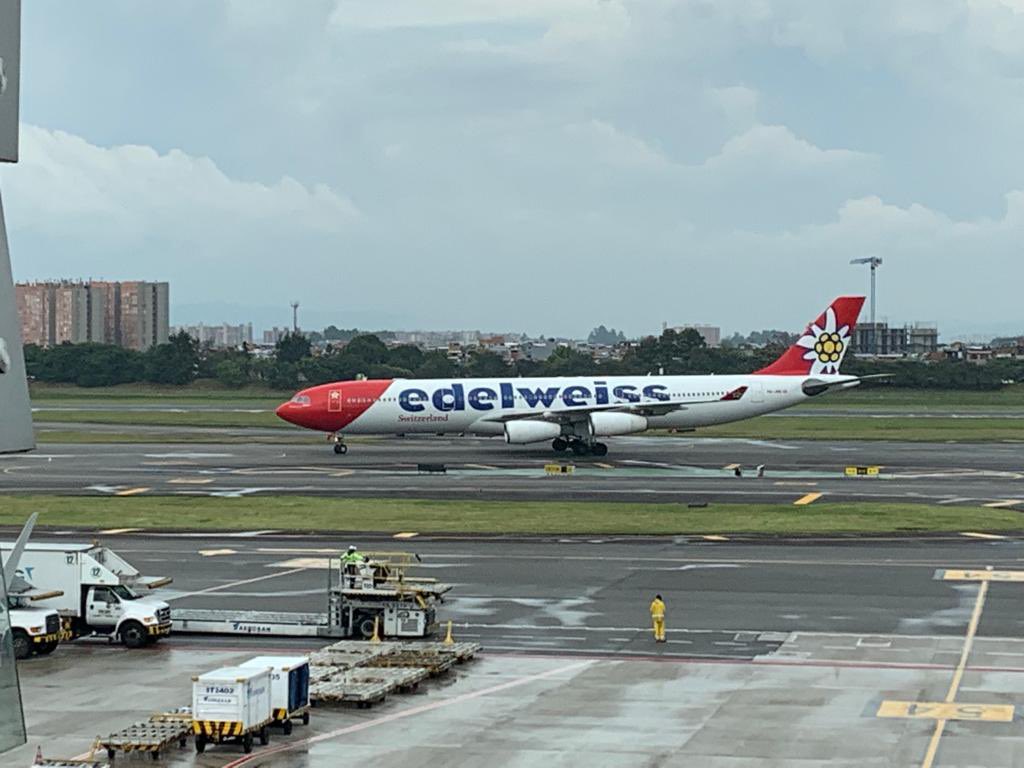 Desde hoy, #ElPaísDeLaBelleza, contará con 2 frecuencias semanales de la aerolínea suiza #EdelweissAir ✈️, conectando Zúrich con Bogotá y Cartagena.
Estos nuevos vuelos impulsarán el turismo entre Suiza 🇨🇭 y Colombia 🇨🇴.