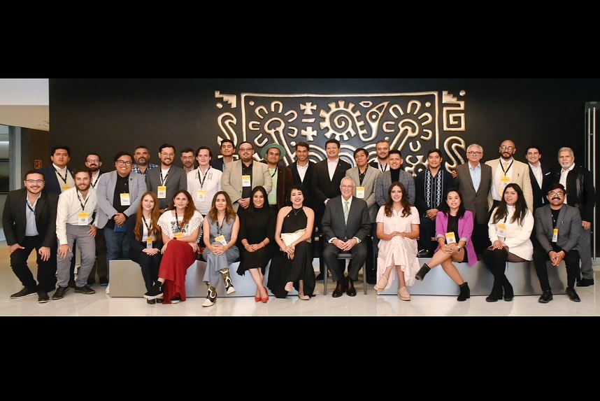 Kybernus's tweet photo. ¡Liderazgos destacados de México vivieron la Experiencia Kybernus! 🙌

Jóvenes líderes de la República se reunieron con @RicardoBSalinas y conversaron acerca de sus experiencias, desafíos y acciones para incidir de manera positiva en sus entornos.

Estos espacios impulsan la construcción de redes para ampliar el impacto de sus causas. 

#TuLiderazgoImporta #LiderazgoEnLibertad