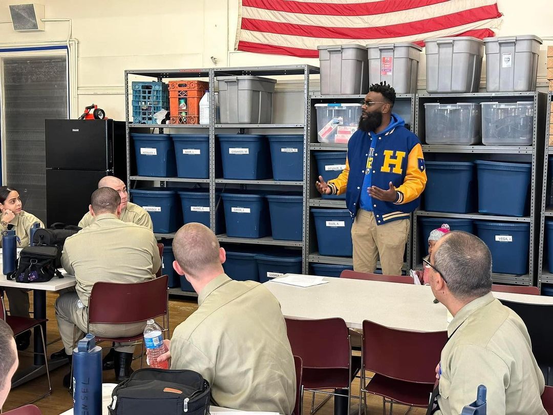 Harding_High's tweet photo. Thank you, thank you, thank you! 🙏🙏🙏

 The Bridgeport Police Department Officers in training made a donation to our football team. 🙏❤️ We are so thankful for your kindness and generosity!

#grateful #hardingpride #bridgeportpolice #kindness #footballteam https://t.co/6BzWHb560E
