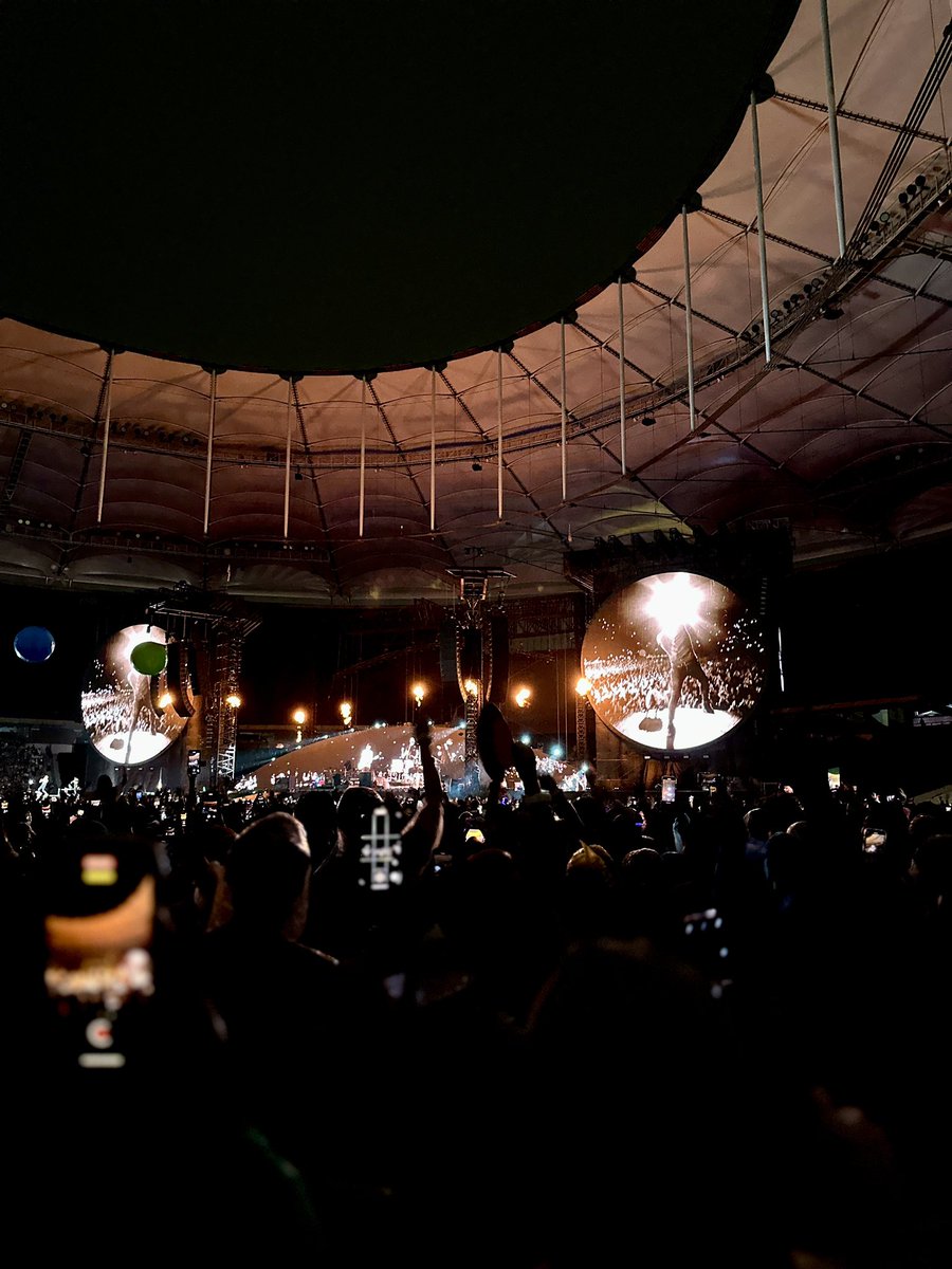 JiddXi's tweet photo. #ColdplayinKL https://t.co/4mpUegLXbw