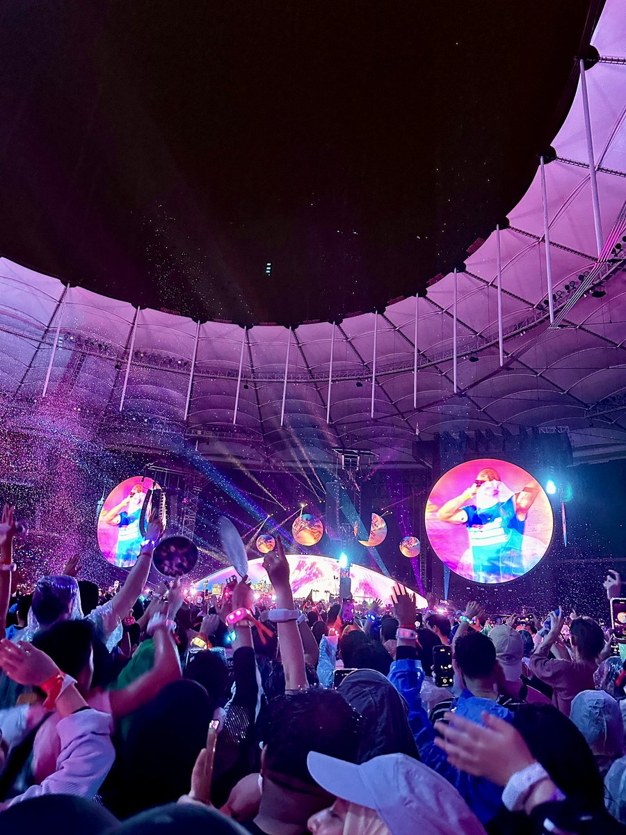 JiddXi's tweet photo. #ColdplayinKL https://t.co/4mpUegLXbw