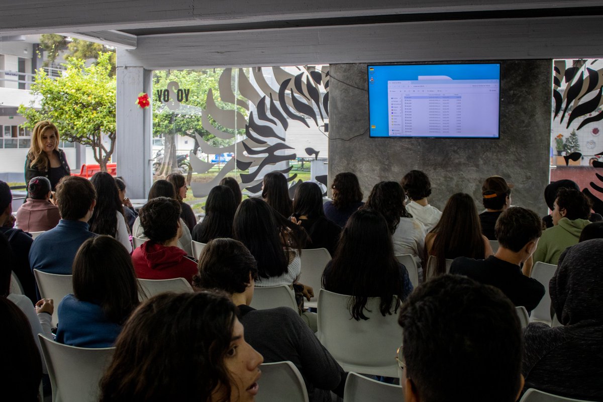 GPrepa7's tweet photo. ¡Inspiradora tarde junto a Laura Verónica Murilla Zuñiag en la conferencia "Alcanzando tus sueños". 🚀💖 Su mensaje emotivo dejó huella en cada corazón. 🌈✨ ¡Gracias por compartir tu sabiduría! 🙌 Las puertas de la Prepa 7 siempre abiertas. 🚪 https://t.co/Yfejvsonk6