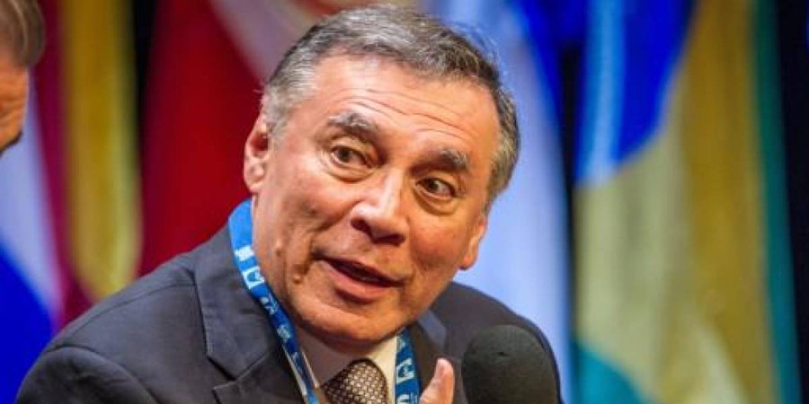 lahistoriaec's tweet photo. Lavando mi cara. A estas alturas y casi 25 años después de huir del país por el feriado bancario y congelamiento de cuentas, el ex presidente Jamil Mahuad será premiado por el Instituto Interamericano por la Democracia, con el galardón George Washington 2023. Se dice que el premio es por la paz con el Perú y la dolarización.